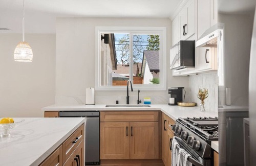 The Plaza Casa | *New* modern pool home + 5 mi to beach + sleeps 14