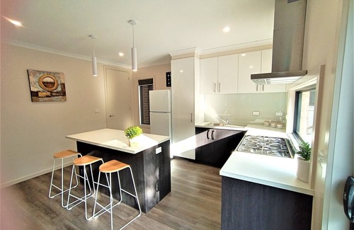 Glenroy Casa | New, Modern Property built in 2021 * Close to Town