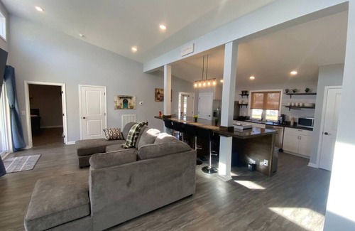 Clarksville Casa | New modern ranch close to base