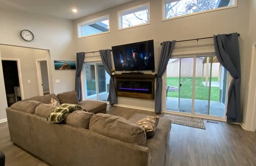 Clarksville Casa | New modern ranch close to base