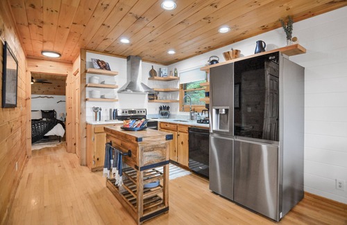 Morganton Cabina | *NEW* Modern Rustic Cabin w/ AMAZING views! Hot Tub, 2 King Suites, Pet Friendly