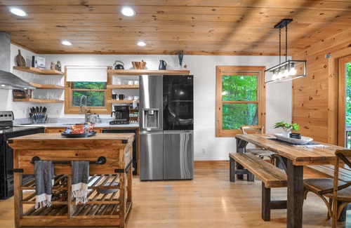 Morganton Cabina | *NEW* Modern Rustic Cabin w/ AMAZING views! Hot Tub, 2 King Suites, Pet Friendly
