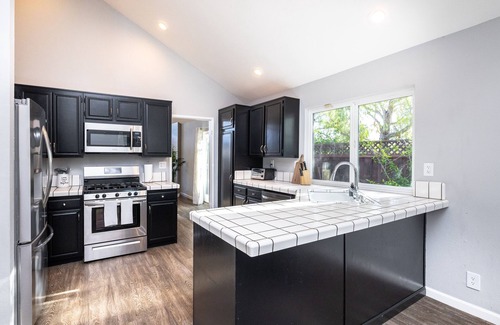 Foster City Casa | New! Modern & Sleek 4BR home w/high ceilings