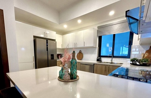 La Ceiba Apartamento | *NEW* Modern & Stylish Condo With Rooftop Pool