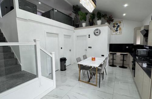 Birmingham Villa | New Modern Stylish Villa Near City Centre Birmingham, with outdoor Hot Tub