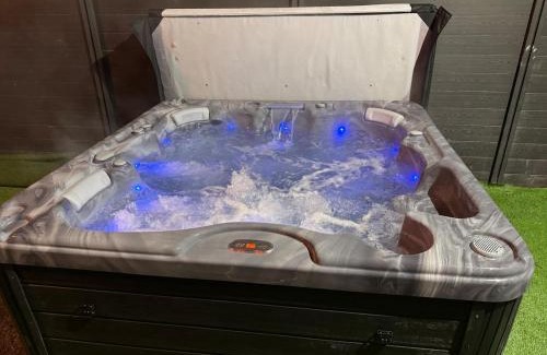 Birmingham Villa | New Modern Stylish Villa Near City Centre Birmingham, with outdoor Hot Tub