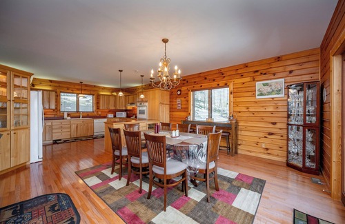 Mountainside Casa | New! Mountain-Chic Retreat Overlooking the Lake
