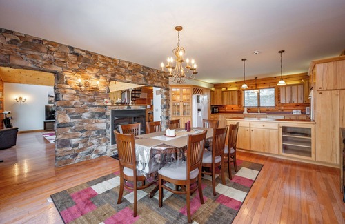 Mountainside Casa | New! Mountain-Chic Retreat Overlooking the Lake