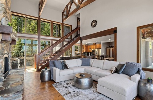 Cle Elum Casa | New Mountain Getaway w/ Epic Views, Pool Access + 3rd Nt Free @ Private Lodge