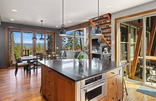 Cle Elum Casa | New Mountain Getaway w/ Epic Views, Pool Access + 3rd Nt Free @ Private Lodge