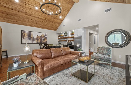 Mena Casa | NEW! Mountainside Luxury Cottage 1—LOCATION! LOCATION!