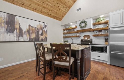 Mena Casa | NEW! Mountainside Luxury Cottage 1—LOCATION! LOCATION!