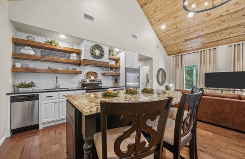 Mena Casa | NEW! Mountainside Luxury Cottage 1—LOCATION! LOCATION!