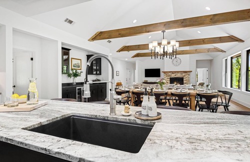 Helen Casa | New Mtn Retreat on 3 Levels: Hot Tub, Game Room, Min to Helen, Wineries, Hiking