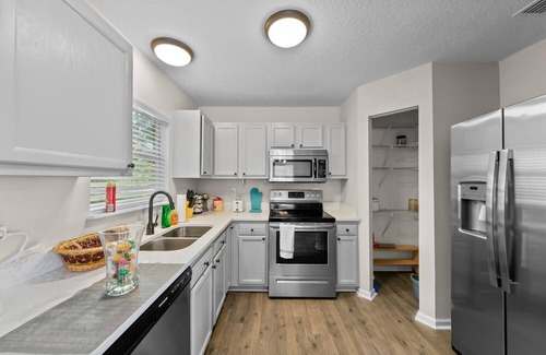 Northside Casa | ★NEW★N. Jax Home| Mins to ✈︎ | 4 Bed | EZ Check-In