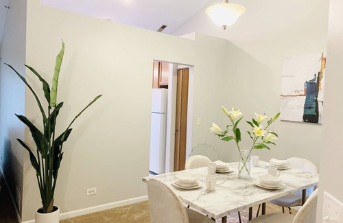 Naperville Condominio | NEW Naperville 2br Condo w/ Private Deck