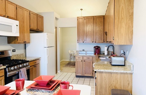 Naperville Condominio | NEW Naperville 2br Condo w/ Private Deck