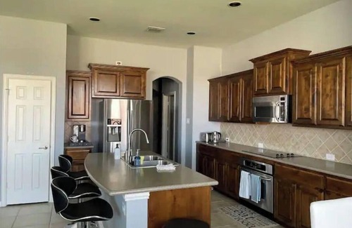 South Arlington Casa | New! Near AT&T Stad, Sixflags, Joe Pool, 4 br,5bed