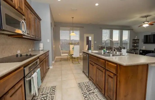 South Arlington Casa | New! Near AT&T Stad, Sixflags, Joe Pool, 4 br,5bed