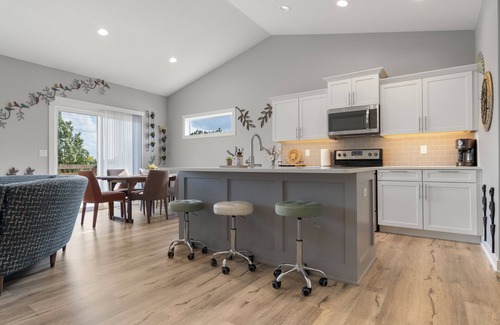 Waukee Casa | New Neoteric Neighborly Notable Spacious 5-bedroom House w/3 Car Garage & Pool