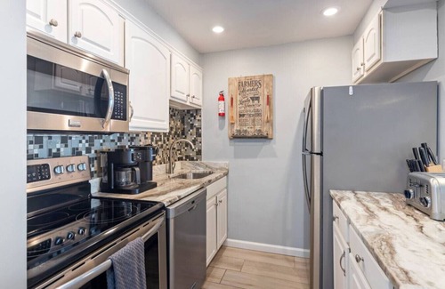Virginia Beach Condominio | New Oceanfront 2bd, 2bth / Beach / Pool / Boat