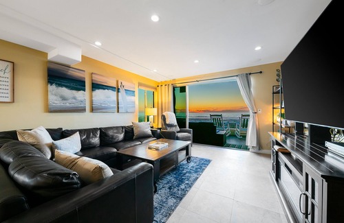 Mission Beach Condominio | NEW! Oceanfront 2BD with Parking, Patio, BBQ, Great for the Whole Family! Pets OK!