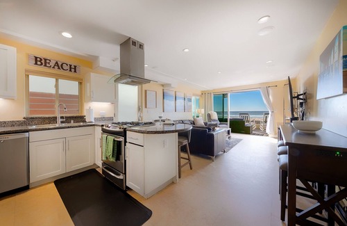 Mission Beach Condominio | NEW! Oceanfront 2BD with Parking, Patio, BBQ, Great for the Whole Family! Pets OK!