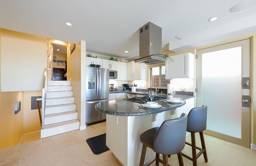 Mission Beach Condominio | NEW! Oceanfront 2BD with Parking, Patio, BBQ, Great for the Whole Family! Pets OK!