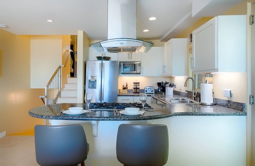 Mission Beach Condominio | NEW! Oceanfront 2BD with Parking, Patio, BBQ, Great for the Whole Family! Pets OK!