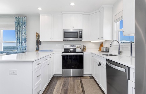 Emerald Isle Casa | New Oceanfront 4BR, 4.5B home with stunning views and spacious decks