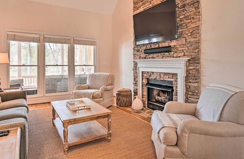 New London Casa | NEW! Old North State - Badin Lake Retreat w/ Deck!