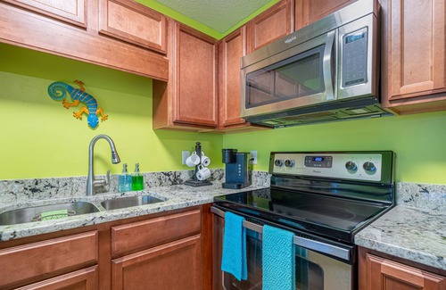 Emerald Isle Condominio | ~New Openings~ Tropical 2 bed 2 bath, in an OCEANFRONT complex with 3 pools