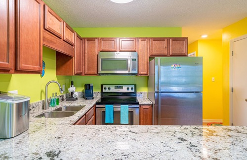 Emerald Isle Condominio | ~New Openings~ Tropical 2 bed 2 bath, in an OCEANFRONT complex with 3 pools