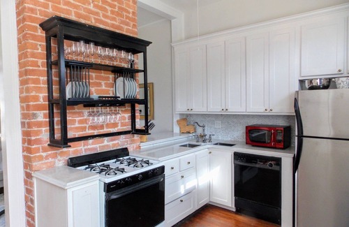 Lower Garden District Condominio | New Orleans charm, gated parking!