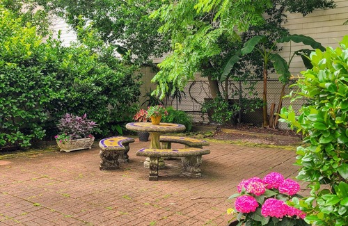 Lower Garden District Condominio | New Orleans charm, gated parking!
