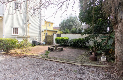 Lower Garden District Condominio | New Orleans charm, gated parking!