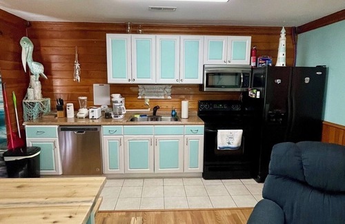 Surfside Beach Cabaña | Casa independiente de 1 dormitorio en vecindario seguro, a 1 milla de la playa.