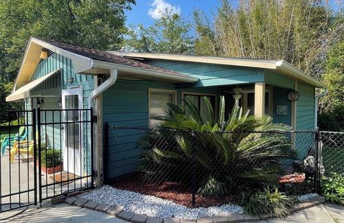 Surfside Beach Cabaña | Casa independiente de 1 dormitorio en vecindario seguro, a 1 milla de la playa.