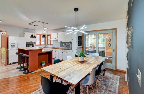Portage Chalet De Esquí | NEW OWNR SPECL - Hilltop Oasis w/ HotTub+Sauna-Close to Wis Dells & Baraboo!