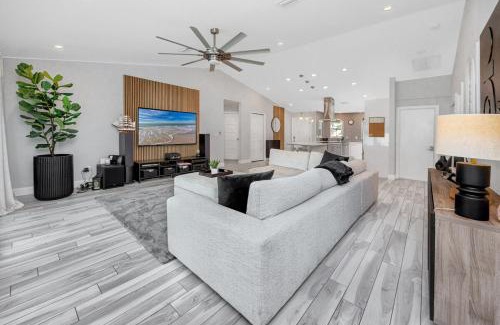 Palm Harbor Casa | NEW! Palm Harbor Hideaway - Beautiful, Spacious 4BR Home with Amazing Pool