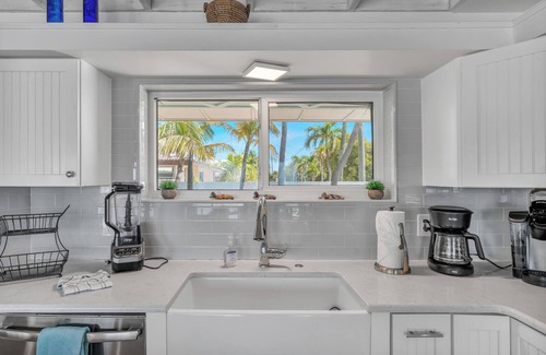 Farara Shores Casa | *NEW!*Paradise Point~VIEWS!~Open Water~Dock~Pool!