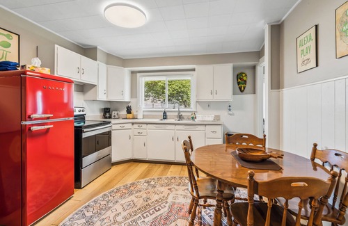 Piqua Casa | NEW-Parrot Head Haven-3BR-1BA-Themed-Bar-Patio