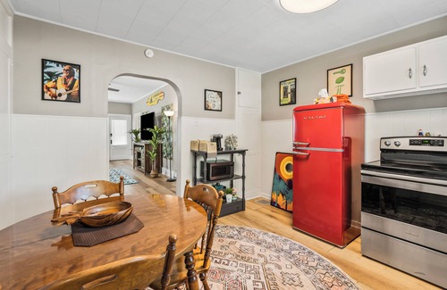 Piqua Casa | NEW-Parrot Head Haven-3BR-1BA-Themed-Bar-Patio