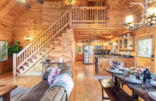 Cherry Log Cabina | Secluded Cabin- Family Friendly - 3 Bedrooms - Jacuzzi -Playground - Game Room