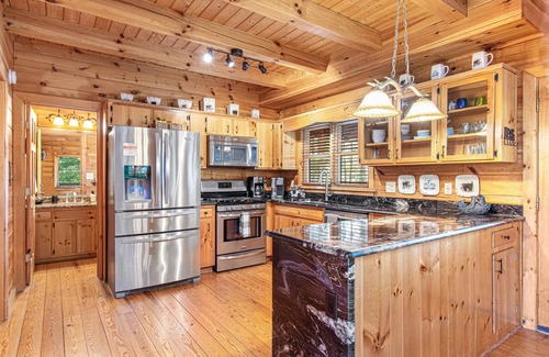 Cherry Log Cabina | Secluded Cabin- Family Friendly - 3 Bedrooms - Jacuzzi -Playground - Game Room