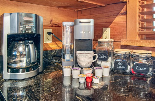 Cherry Log Cabina | Secluded Cabin- Family Friendly - 3 Bedrooms - Jacuzzi -Playground - Game Room