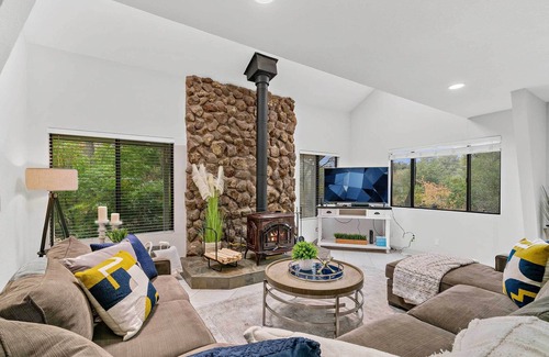 Loomis Casa | NEW! Peaceful Home on Acreage, Walk to Folsom Lake