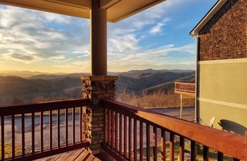 Wolf Laurel Casa | New! Peaceful Mountain Views, Deck, Trails Nearby