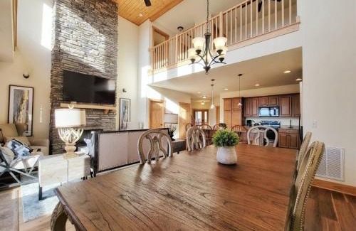 Wolf Laurel Casa | New! Peaceful Mountain Views, Deck, Trails Nearby