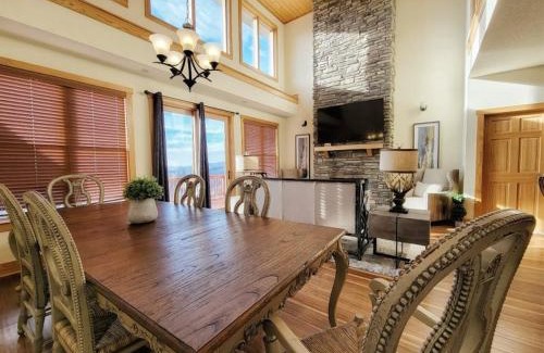 Wolf Laurel Casa | New! Peaceful Mountain Views, Deck, Trails Nearby